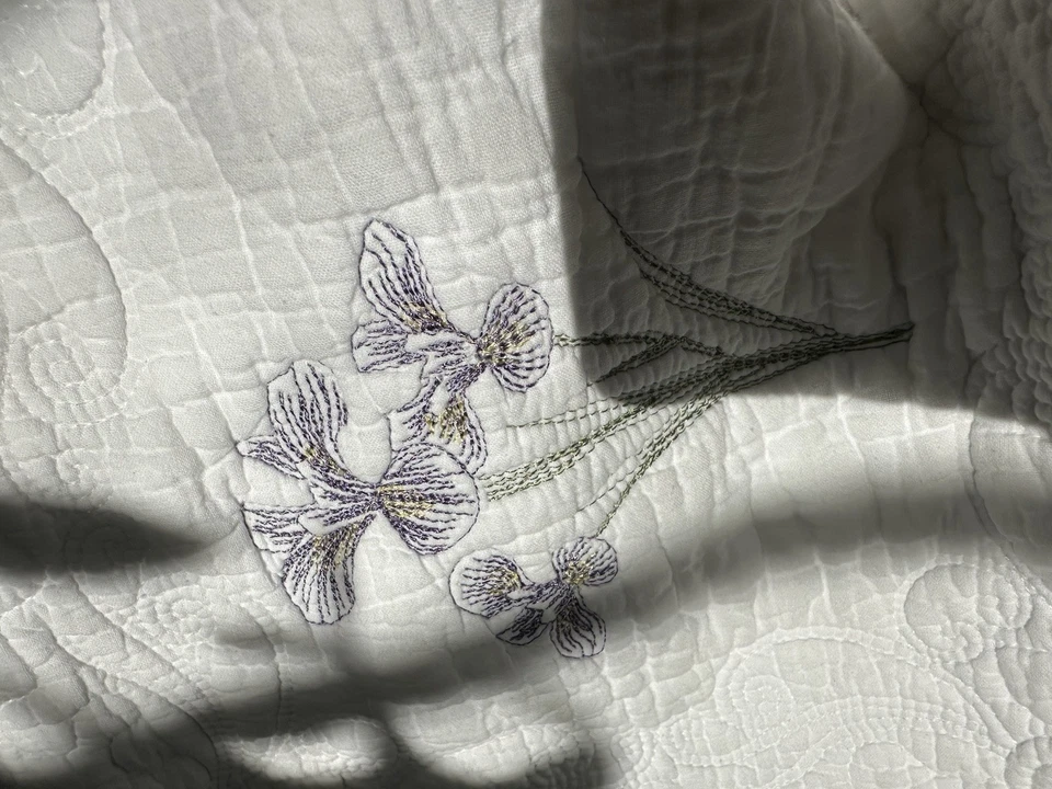 Hermoso Edredón 100% Algodón 104X90" K/Q Bordado Delicado Iris con Hojas Blanco Foto 3 de 4