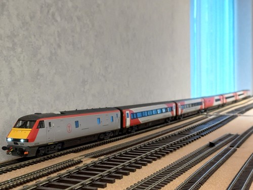 Hornby Transport For Wales Class 67014 + MK4 Coaches + DVT Full Set SOUND FITTED - Picture 7 of 16