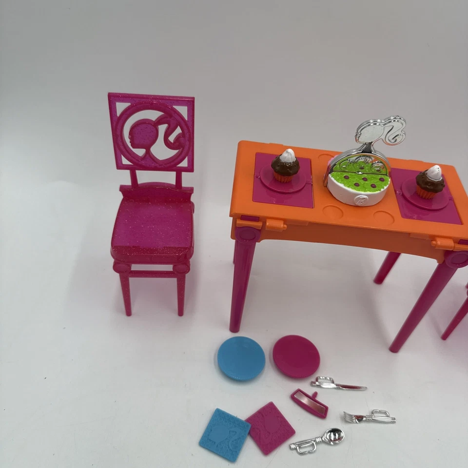 Стол-шлепанец BARBIE Dinner to Dessert обеденный, розовые стулья мебель 2011 г. - Изображение 2 из 4