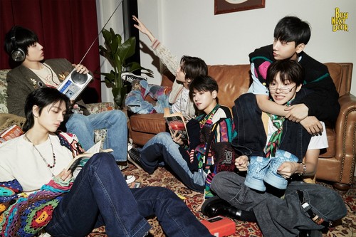 BOYNEXTDOOR 1st Single Album WHO CD+P.Book+P.Card+Postcard+Poster(On Pack)+Gift - Imagen 15 de 17