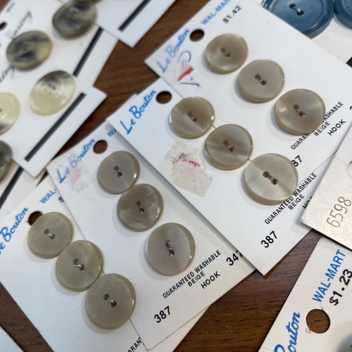 Hundreds Of Buttons Mixed Colors Sizes - New On Original Cards Le Petite Lansing - Picture 4 of 13