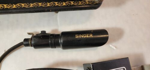 1933 Singer Sewing Machine 15-88 - Picture 3 of 17