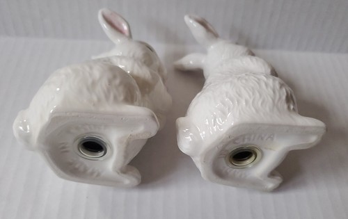 Vtg White Bunny Rabbit Salt And Pepper Shakers Set Holding Flowers 3.5" - Picture 10 of 13