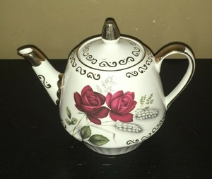 Deep-Red-Rose-Teapot-with-Gold-Trim-England