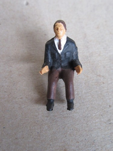 B735 Vintage Figurine Homme Assis Costume Noir Jouet Plastique H 1.9 cm - Picture 2 of 7