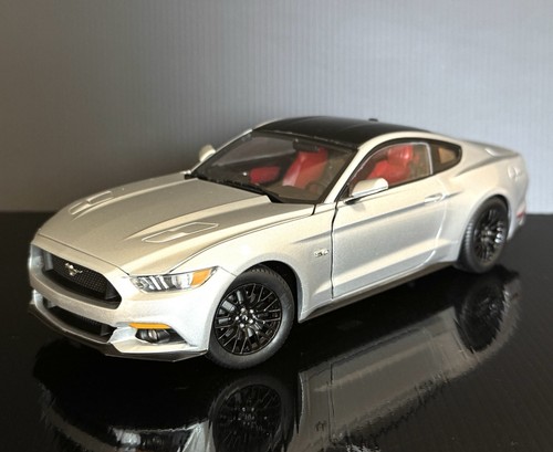Ford Mustang Gt 2017 silber 1/18 Auto World - Bild 14 von 17