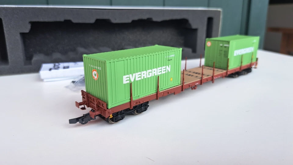 Roco 66718 Carro pianale Rgs a carrelli con stanti con container Evergreen - Immagine 4 di 4