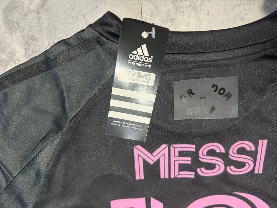 Conjunto de camiseta y pantalones cortos Inter Miami Messi #10 para niños nuevo con etiquetas - negro y rosa - talla 28 Foto 4 de 4