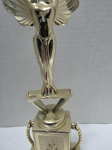 Trofeo Dea Angelo Vittoria Alato Vintage (fine anni 60) Metallo Tono Oro - Foto 3 di 11