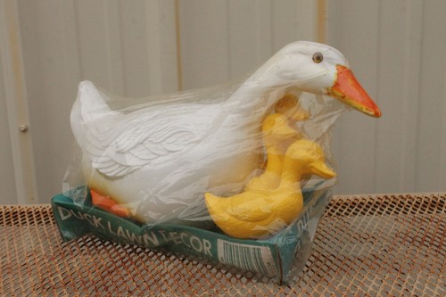 ~~VINTAGE BLOW MOLD DUCK LAWN DECOR DUCK FAMILY DK-234 NEVER USED STILL SEALED~~