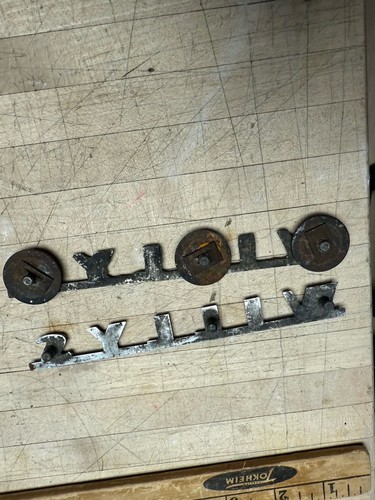 2  Vintage Willys  Automobile Emblems Block Letters - Bild 5 von 5