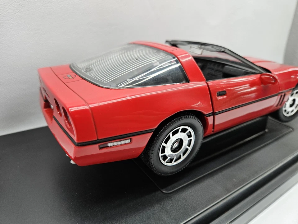 Chevrolet Corvette 1984 cupé rojo 50 aniversario ERTL 1:18 American Muscle... Foto 3 de 4