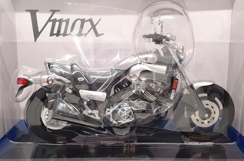 Aoshima 1/12 Scale 11186-3800 - Yamaha Vmax Motorcycle - Silver - Picture 3 of 5