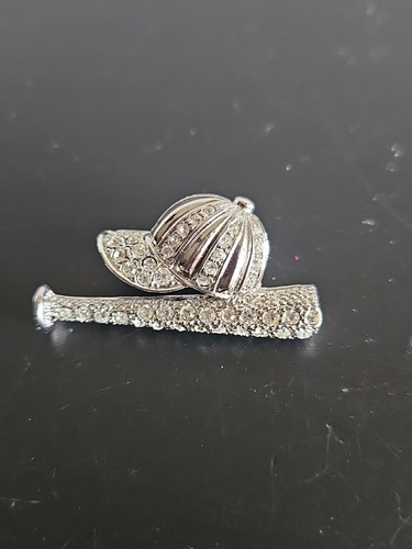 Spilla mazza berretto baseball metallo tono argento borchie strass trasparenti vintage - Foto 2 di 3