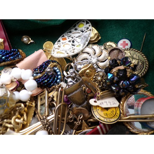 Vintage Costume Jewelry Lot, Pins, Brooches, Necklaces, Earrings, Crafting 2.8lb - Picture 4 of 6