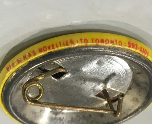 Pulsante pinback vintage Muchmusic 1,25" ho punteggiato con foglia Canada - Foto 4 di 4