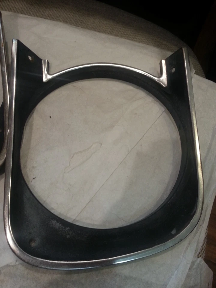 OER 3914769-70 1968 Standard Chevrolet Camaro Aluminum Headlamp Bezel Set Foto 2 de 4