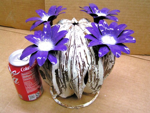 Metal Art garden cactus sculpture, Junk Iron, distressed white purple flowers - Picture 4 of 11