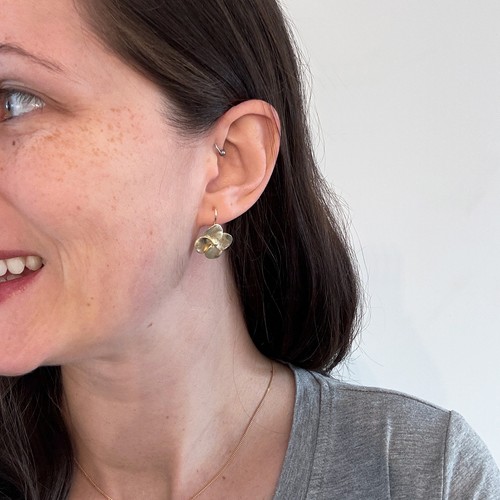Sheila Fajl kleine Wirbel Blume Ohrhänger in gebürstet vergoldet - Bild 6 von 7