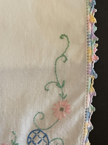 Vintage Hand Embroidered White Table Runner Paisley Floral Garden Crochet Edge - Picture 6 of 14