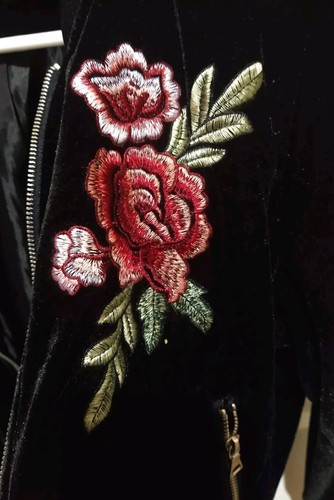 Ambiance Bomberjacke Rose bestickt schwarz Velour Full Zip Größe M - Bild 3 von 7