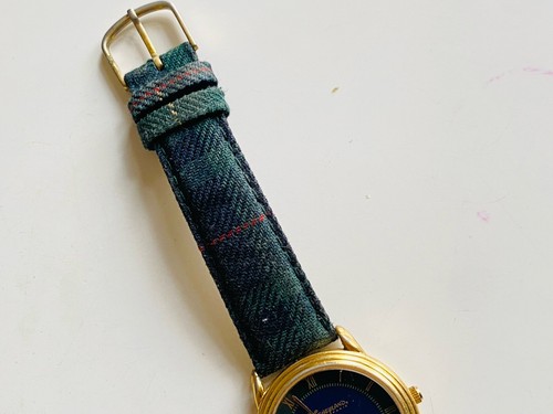 DISNEY UNIVERSITY WATCH Vintage 1990s Gold Tone Tartan Disney Watch France RARE - Picture 3 of 9