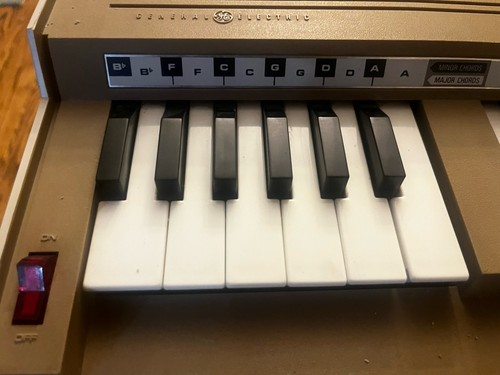 Órgano acorde de aire GE General Electric de pie de colección N3815A marrón funciona muy bien - Imagen 4 de 9