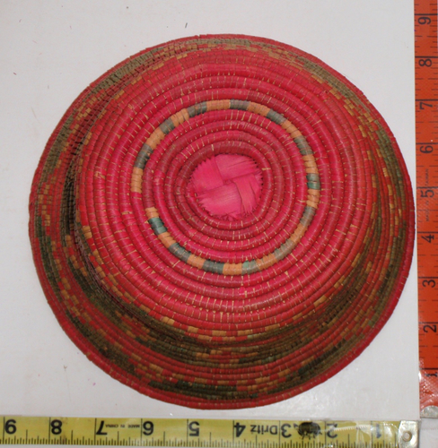 Antico cesto con coperchio a bobina nativi americani tessuto a mano rosso verde naturale 8,5" - Foto 13 di 14