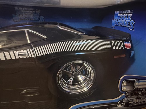 Muscle Machines 1970 Dodge CUDA Black / White Stripes 1:18 Scale  - Picture 4 of 7
