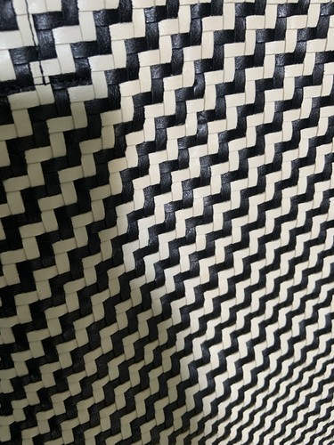 Neu mit Etikett Clare V. schwarz-weiße Ledertragetasche mit Ciao Riemen Magnetverschluss - Bild 7 von 9