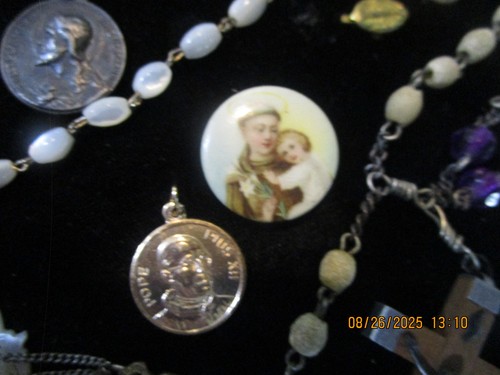 Antiguo GRUPO DE JOYERÍA RELIGIOSA VINTAGE Medallas Rosarios Cruz Dijes Católicos - Imagen 15 de 17
