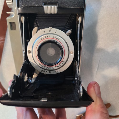 Vintage Kodak Tourist folding/accordion camera - Picture 8 of 20