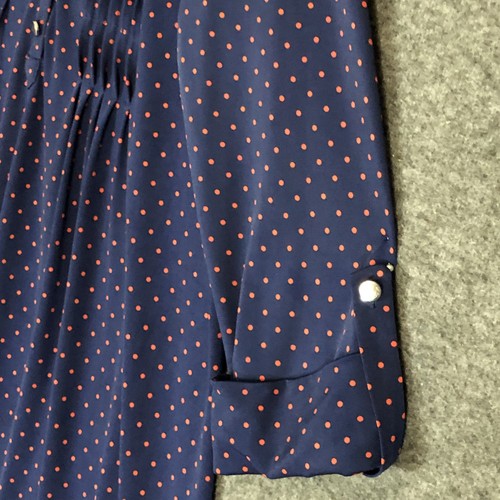 Camisa túnica Cocomo para mujer XL azul marino a lunares plisada botón lengüeta enrollable delantera - Imagen 4 de 11