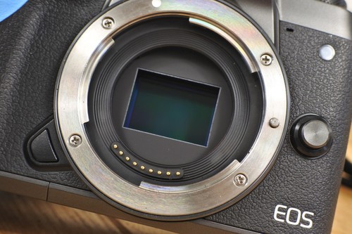 Cámara digital Canon EOS M5 24,2 MP sin espejo y adaptador de batería/cargador/montaje - Imagen 6 de 17