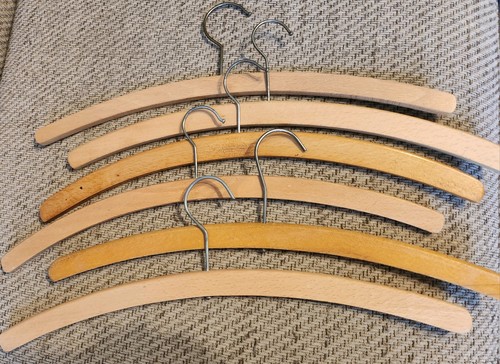 6 Vintage Kleiderbügel aus Holz uni lackiert Klammertaschen