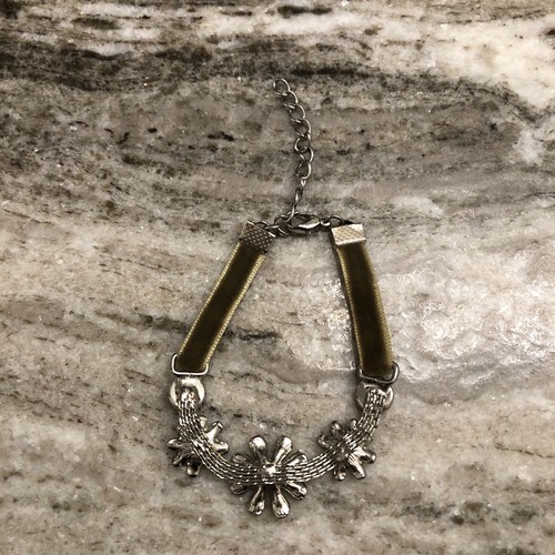 Silver Tone Necklace Hammered Round Links Green Bead and a Flower Bracelet - Picture 10 of 13