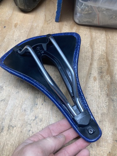Blue leather saddle 155 road gravel mountain bike seat cutout short power stub - Picture 9 of 10