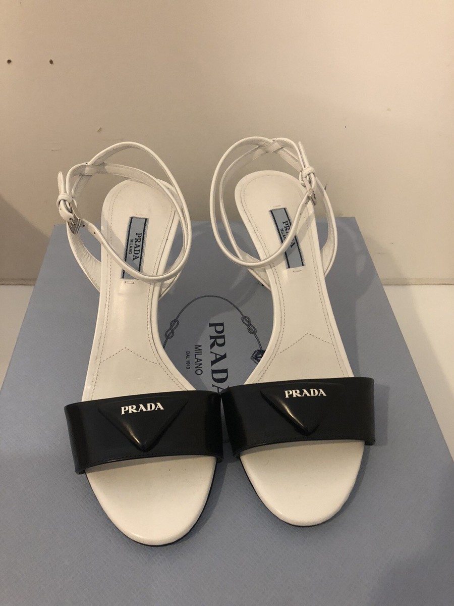 サンダル・ミュール PRADA Logo slingback Prada Slingback Heels Sandal Triangle Logo Black White Sz 35