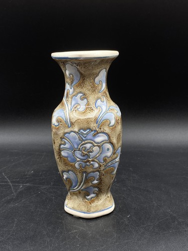 Italian Majolica Style Tan and Blue Floral Vase 6 1/4” - Picture 2 of 9