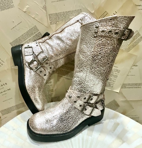 Free People We The Free Janey Engineer Boot Silver Metallic Crackle 37/ 7 NEW - Picture 3 of 9