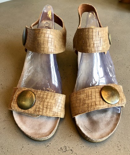 TAOS Carousel Leder verstellbare Riemen Keilabsatz Sandalen hellbraun geprägt 41/US 10-10,5