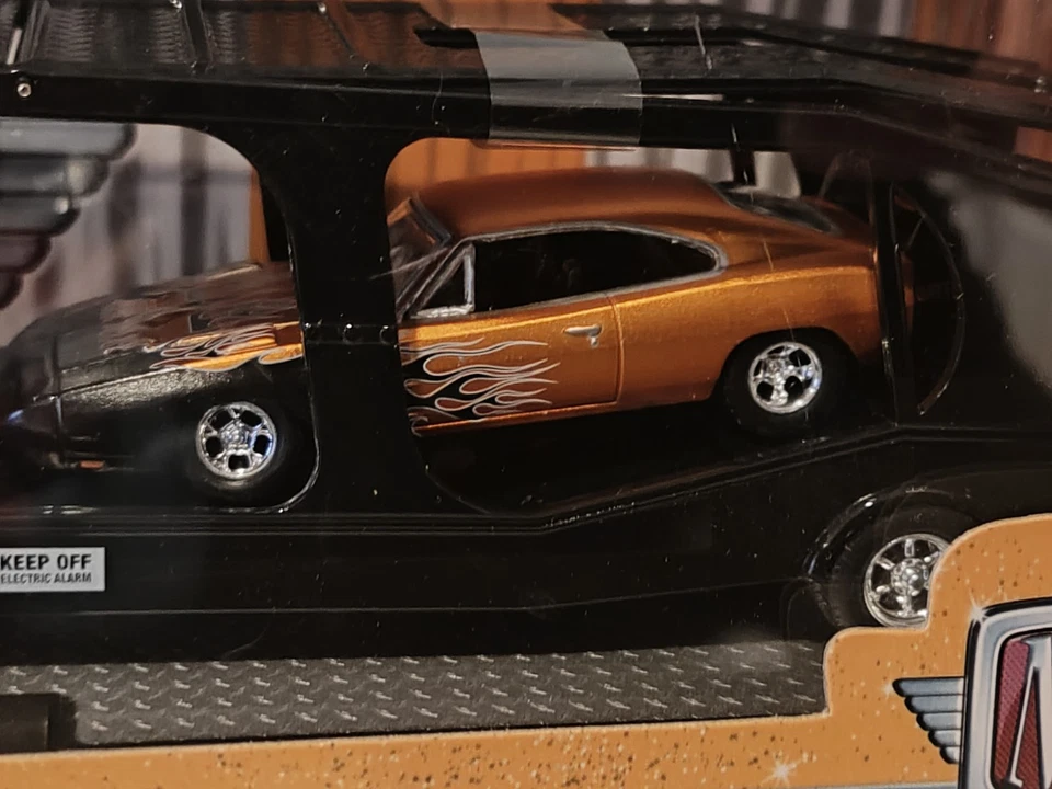 M2 Machines 2015 Auto-Haulers 1969 Dodge L600 COE & 1969 Dodge Charger Daytona - Image 4 of 4