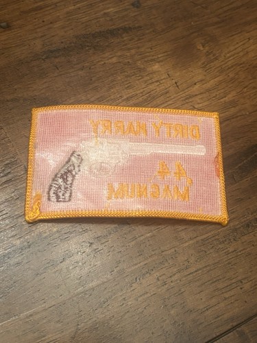 Toppa pistola Dirty Harry .44 Magnum anni 80 rara ferro su cappello 3” logo retrò anni 70 - Foto 3 di 3