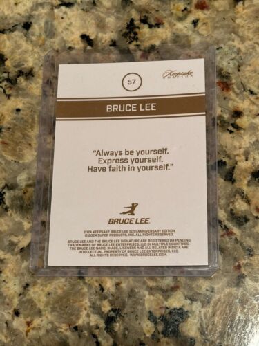 BRUCE LEE # 57 RICORDO 50° ANNIVERSARIO CARTA RIFRATTORE LUCIDA - Foto 2 di 2