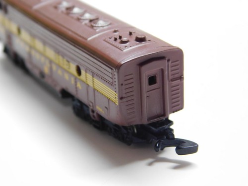 Z SCALE MICRO TRAINS LINE PENNSYLVANIA POWERED DIESEL LOCOMOTIVE MODEL TRAIN PRR - Picture 9 of 18