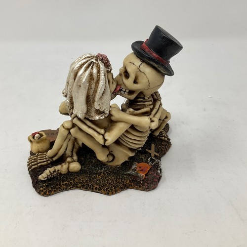 The Skull Collection - Romantische Skelett küssende Figur - handbemalt (Neu im Karton) - Bild 6 von 10