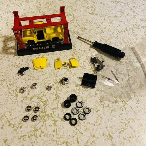 M2 Machines 1956 Ford F-100 LKW mit rotem Lift R01 13-03 wie abgebildet siehe Beschreibung - Bild 1 von 11