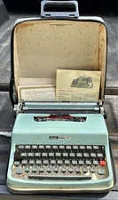 Vintage Olivetti Letter 32 Typewriter - Portable Typewriter - 1963