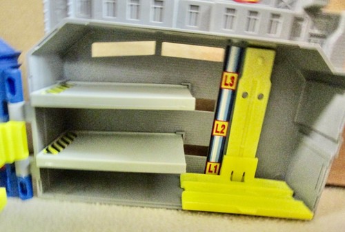 Vintage Mattel 1993 Hot Wheels Hotel & Parking Garage Playset - Fold and Go (O) - Picture 5 of 6