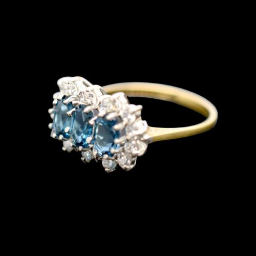 Anello vintage anni 80 a tre pietre topazio blu a grappolo, oro giallo 9 ct, misura K 1/2 - Foto 8 di 24
